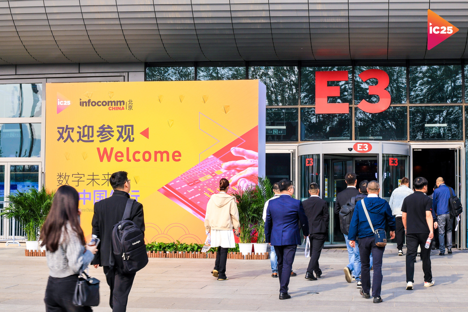 震撼亮相北京IFC！视美乐业内首款HEP780 4K & 23000LM 6P投影机绽放光彩！